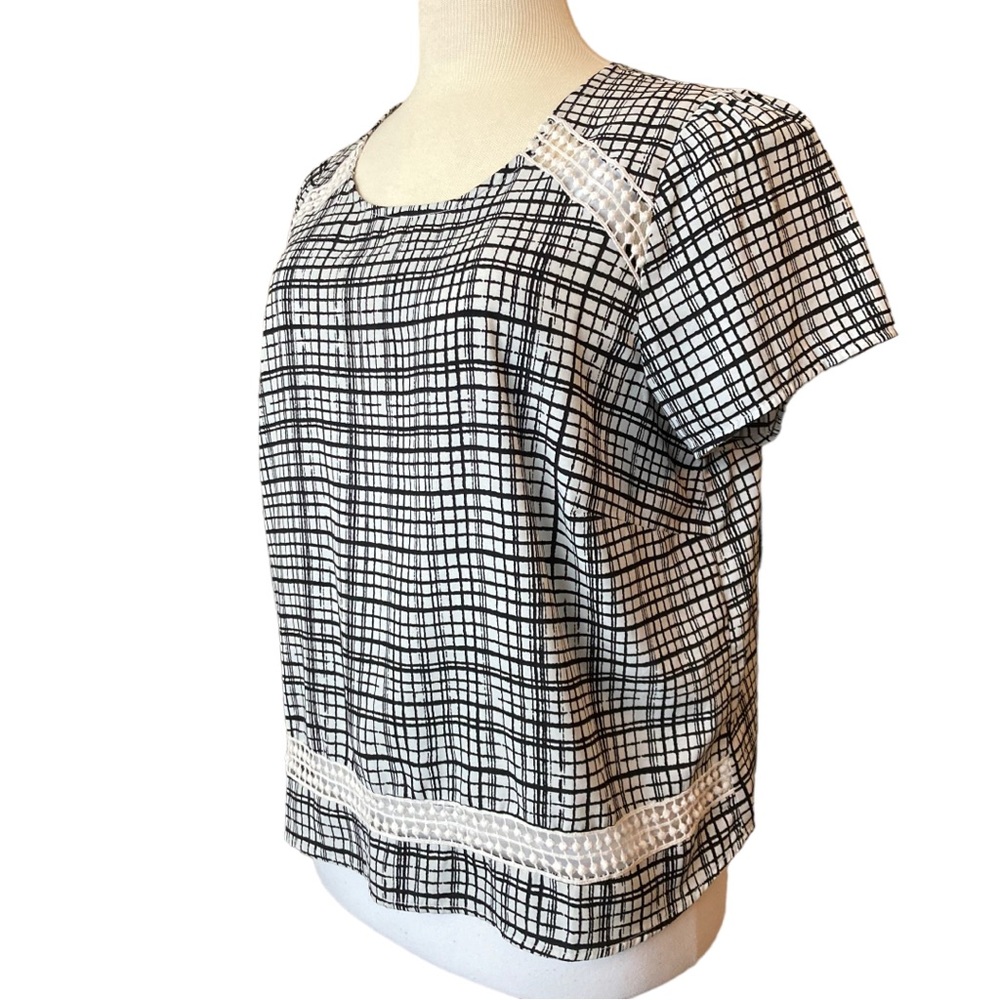 Forever 21 Women's black and white abstract plaid short sleeve cropped top, 1X - Picture 2 of 14
